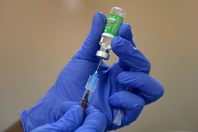 un profesional sanitario prepara una vacuna contra el coronavirus