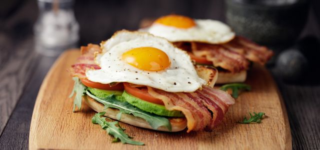 keto maaltijd healthy bacon fried egg brunch