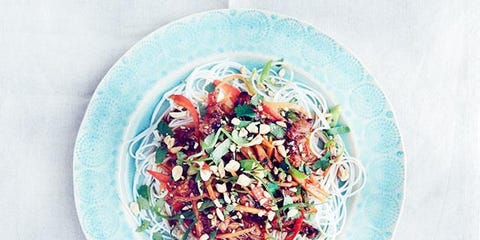 pollo coreano con fideos de cristal y cacahuetes tostados