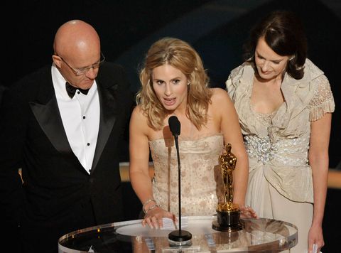 Kate Ledger (C), hermana del difunto Heath Ledger, acepta el premio al Mejor Actor de Reparto por 'The Dark Night' con el padre Kim (L) y la madre Sally (R)