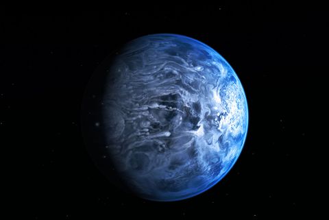 questa illustrazione mostra hd 189733b, un enorme gigante gassoso che orbita molto vicino alla sua stella ospite hd 189733 l'atmosfera del pianeta sta bruciando con una temperatura di oltre 1000 gradi centigradi, e piove vetro, lateralmente, in ululanti 7000 chilometri all'ora venti a un a una distanza di 63 anni luce da noi, questo turbolento mondo alieno è uno degli esopianeti più vicini alla Terra che può essere visto attraversare la faccia della sua stella osservando questo pianeta prima, durante e dopo che è scomparso dietro la sua stella ospite durante l'orbita, gli astronomi sono stati in grado di dedurre che hd 189733b è un blu azzurro intenso, che ricorda il colore della terra visto dallo spazio