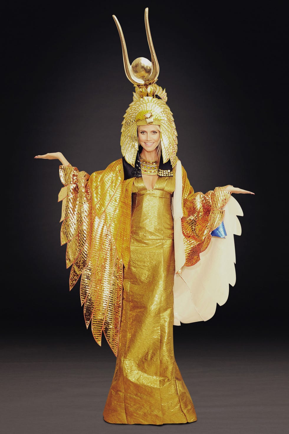 Untuk tahun 2012, Heidi tampil anggun dalam kosntum emas Cleopatra