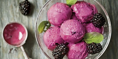 Helado cremoso de moras y yogur griego helado con mix de sabores