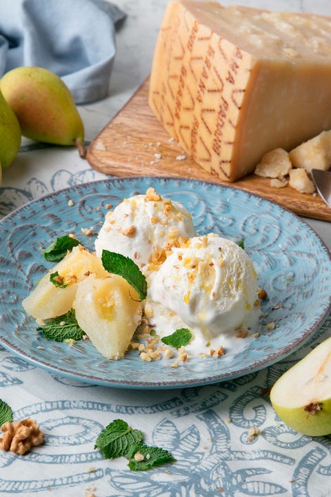 helado de queso grana padano con peras en almíbar