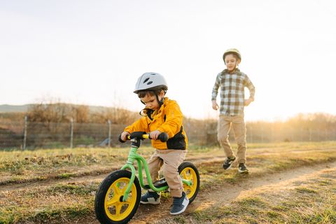 cómo enseñarle a un niño a andar en bicicleta