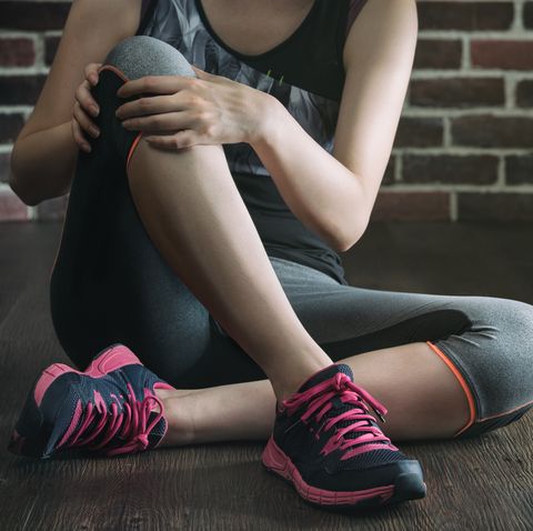 her knee feel painful after fitness exercise, healthy lifestyle