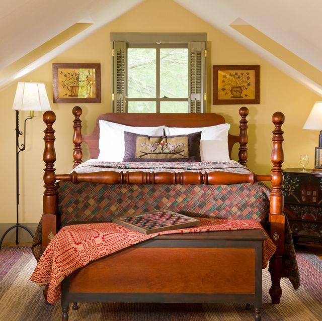Cozy bedroom with four-poster bed at Hermanoff Inn