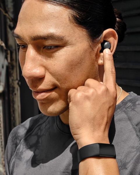 man using fitbit charge 6