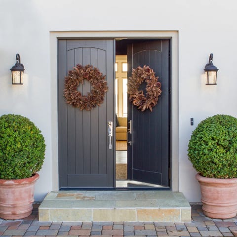 20 ways Christmas Door Decorations to get guests into the holiday spirit as soon as they ring the doorbell is in here