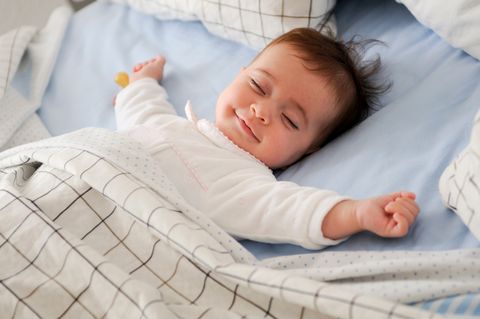la sonrisa del bebé mientras duerme