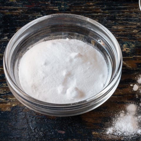 High Angle View Of Baking Soda In Bowl On Wooden Table vue à angle élevé du bicarbonate de soude dans un bol sur une table en bois