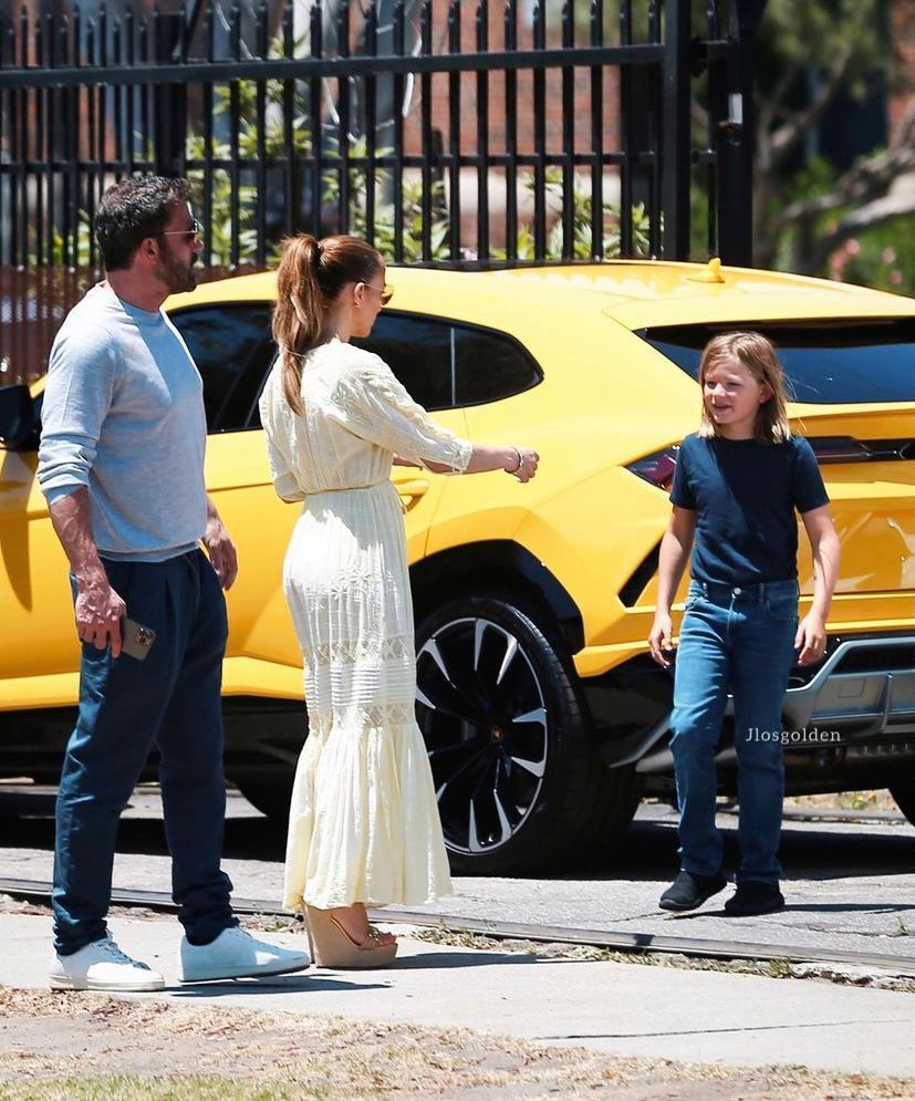 El hijo de Ben Affleck golpea un coche con Jennifer Lopez dentro