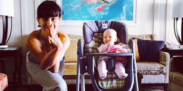 6 Ultra-Sweet Pictures of Hilaria Baldwin Doing Yoga Poses ...