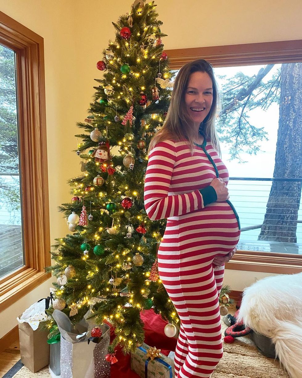 Hilary Swank sorprende con una foto navideña súper embarazada thumbnail