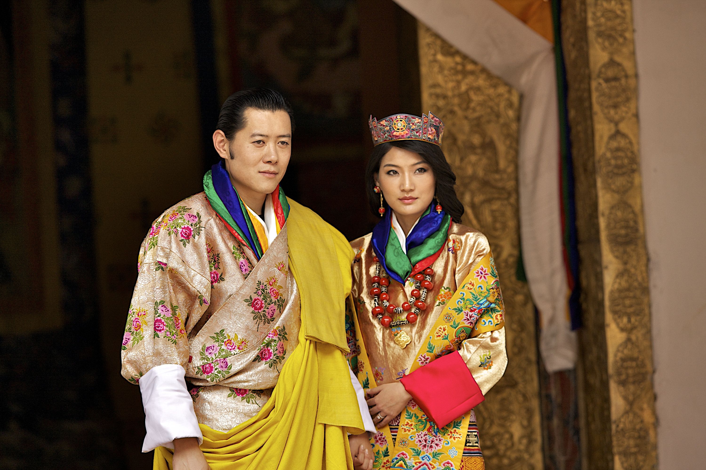 ブータンのワンチュク国王 王子たちの最新ポートレートを公開 妹ユーフェルマ王女の結婚も発表
