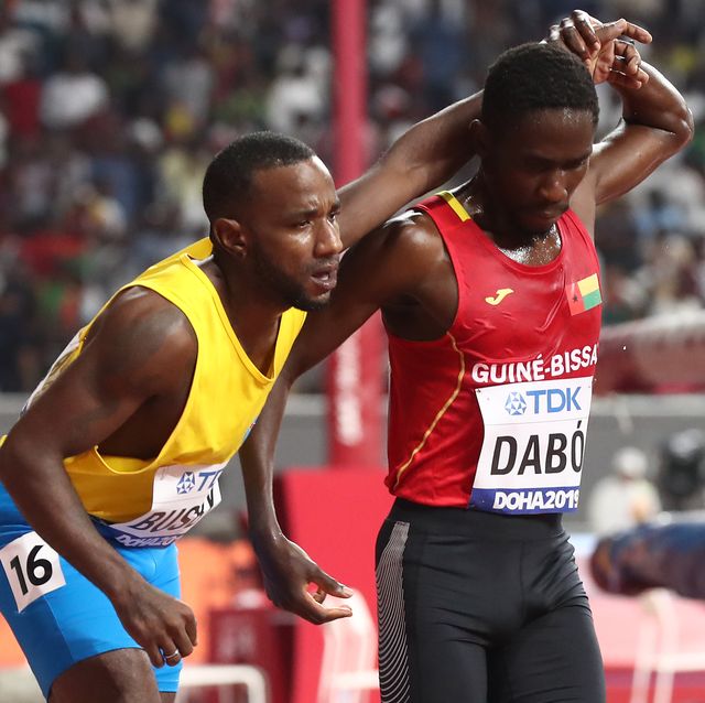 braima suncar dabó ayuda a jonathan busby a terminar la prueba de 5000 metros del mundial de atletismo de doha 2019