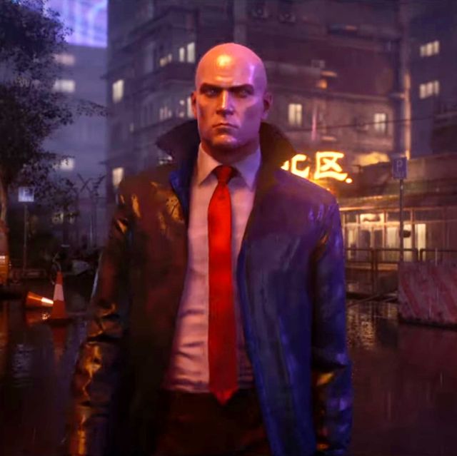 hitman 3, agent 47 walks through a rainy neon city