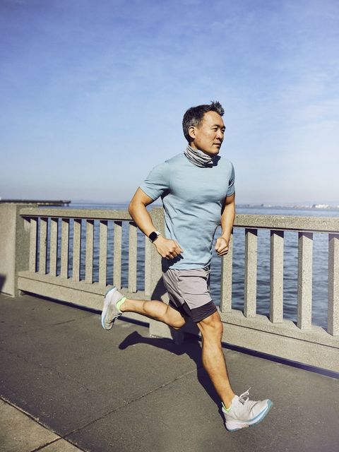 Nachdem er sich im letzten Sommer dem Krafttraining verschrieben hatte, reduzierte der 44-jährige Fitbit-CEO James Park sein Körperfett um etwa 20 Prozent und verbesserte sowohl sein Gleichgewicht als auch seine gesamte Körperkraft