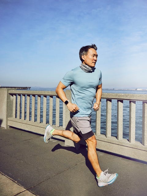 HLH040121_080 Nachdem er sich im letzten Sommer dem Krafttraining verschrieben hatte, reduzierte der 44-jährige Fitbit-CEO James Park sein Körperfett um etwa 20 Prozent und verbesserte sowohl sein Gleichgewicht als auch seine gesamte Körperkraft