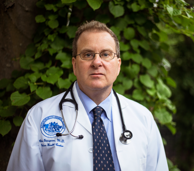 peter grinspoon md with lab coat on and stethoscope around neck
