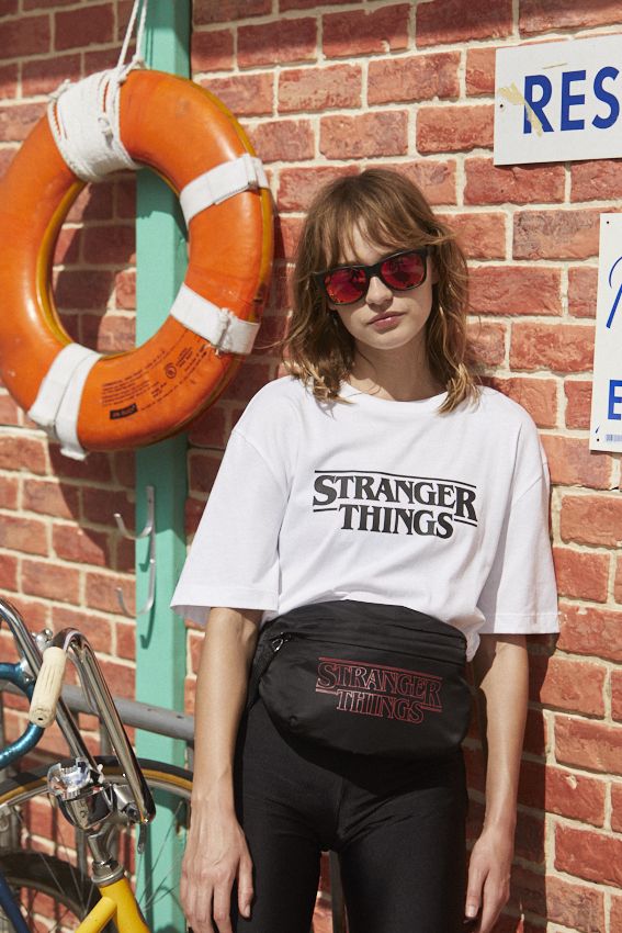 H&M lanza una colección de 'Stranger Things' que te hará soñar con verano ochentero - 'Stranger Things' inunda una colección de H&M