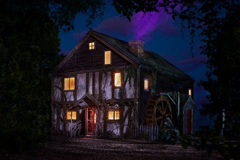 hocus-pocus-airbnb هوکوس پوکوس airbnb