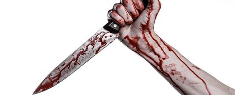 een bloederige hand met een mes