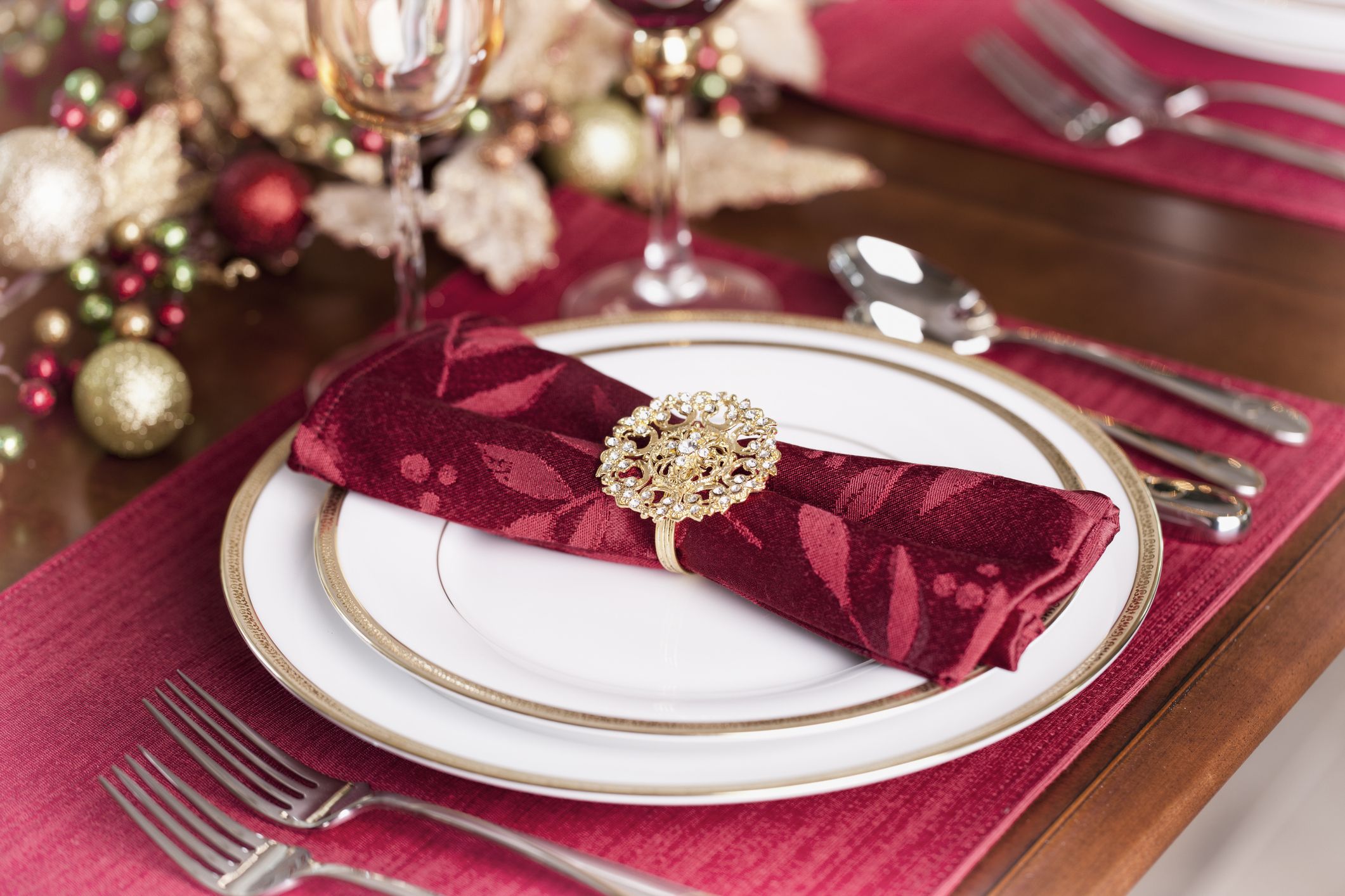 Quality Christmas Table Runner XMAS Red Gold Silver Table Decorations 136cm App 