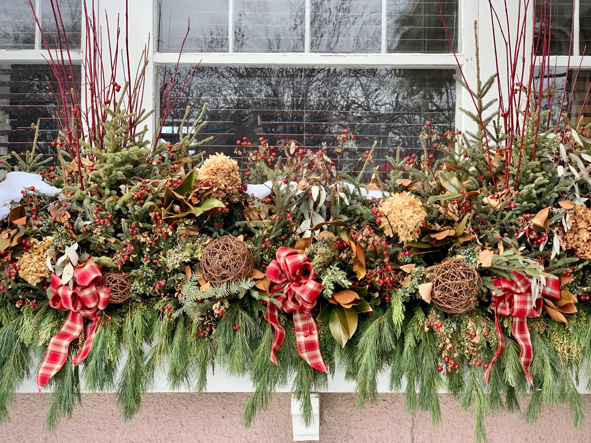 21 Festive Christmas Planters for a Jolly Entrance