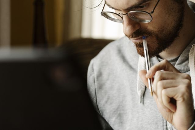 un hombre se toma una pausa mientras aprende escribiendo a mano