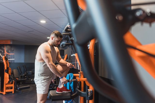 un hombre entrena con una máquina en un gimnasio