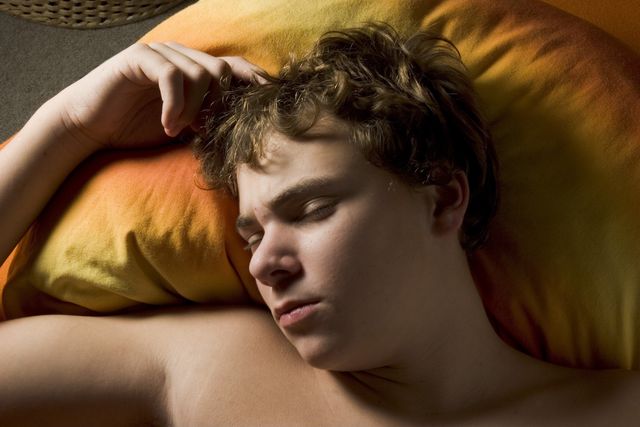 un hombre sufre problemas de sueño como el insomnio, probablemente causado por anemia