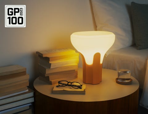 une lampe sur une table