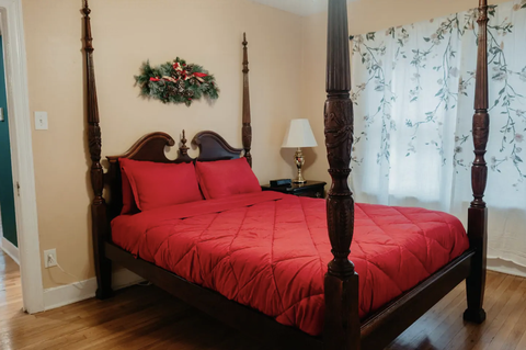 red christmas master bedroom in home alone airbnb dallas texas