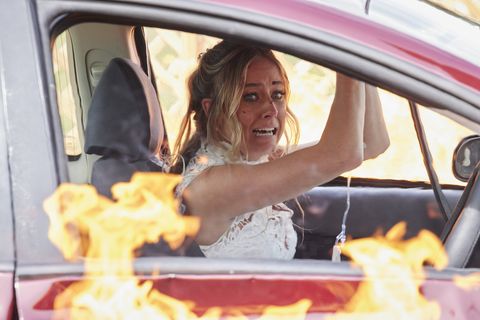 Felicity Newman ist zu Hause und unterwegs in ihrem Hochzeitsauto gefangen