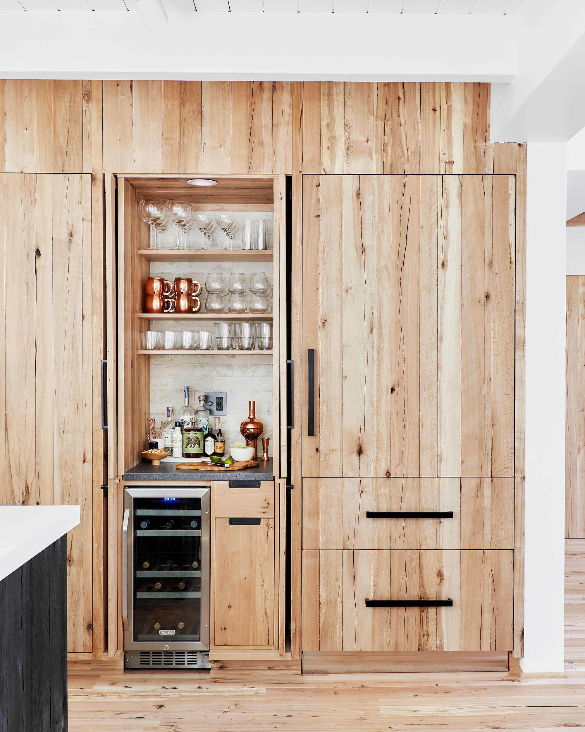 Bar Decor For Home / 75 Beautiful Large Home Bar Pictures Ideas December 2020 Houzz / One of the main misconceptions is that only large houses and big apartments have home bars since they take up a lot of space.