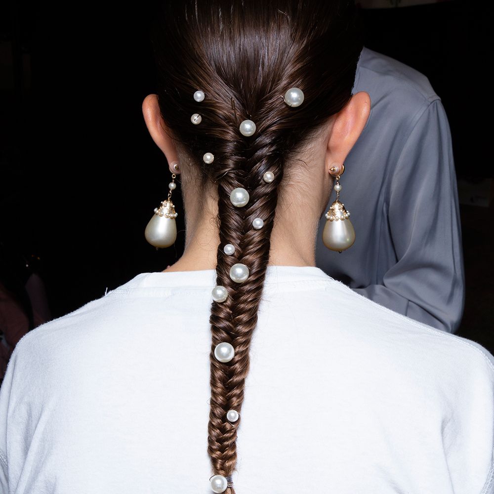 12 Peinados con perlas con los que te verás súper femenina
