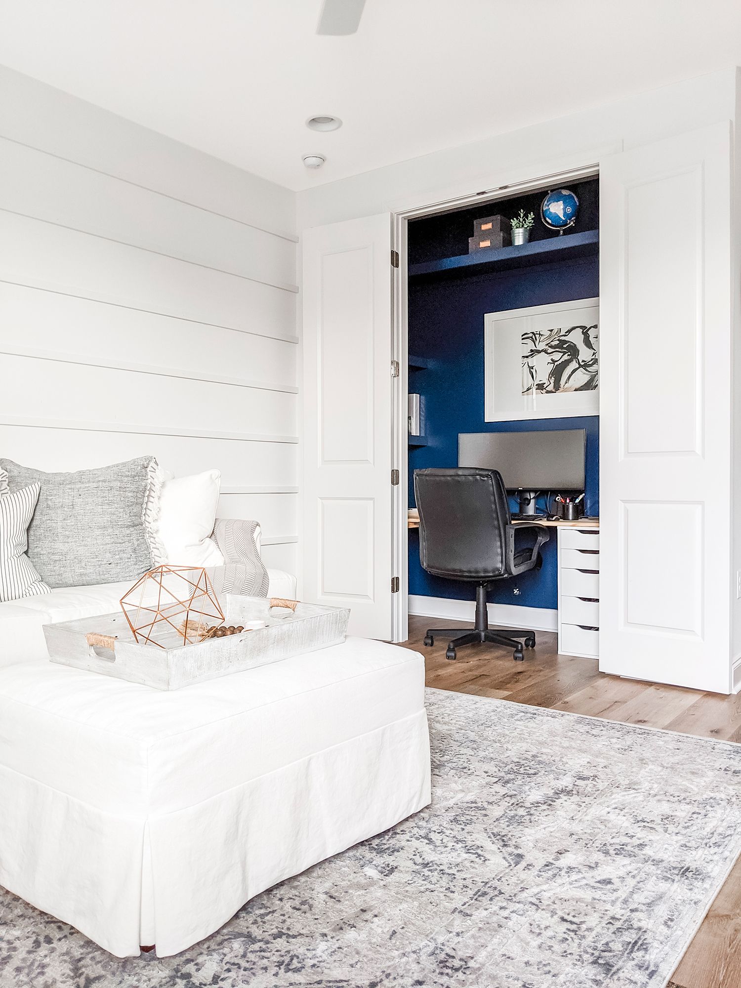 Featured image of post Home Office In Bedroom Closet : If your closet has extra drawers and shelves and you can edit the contents of your dresser into those.