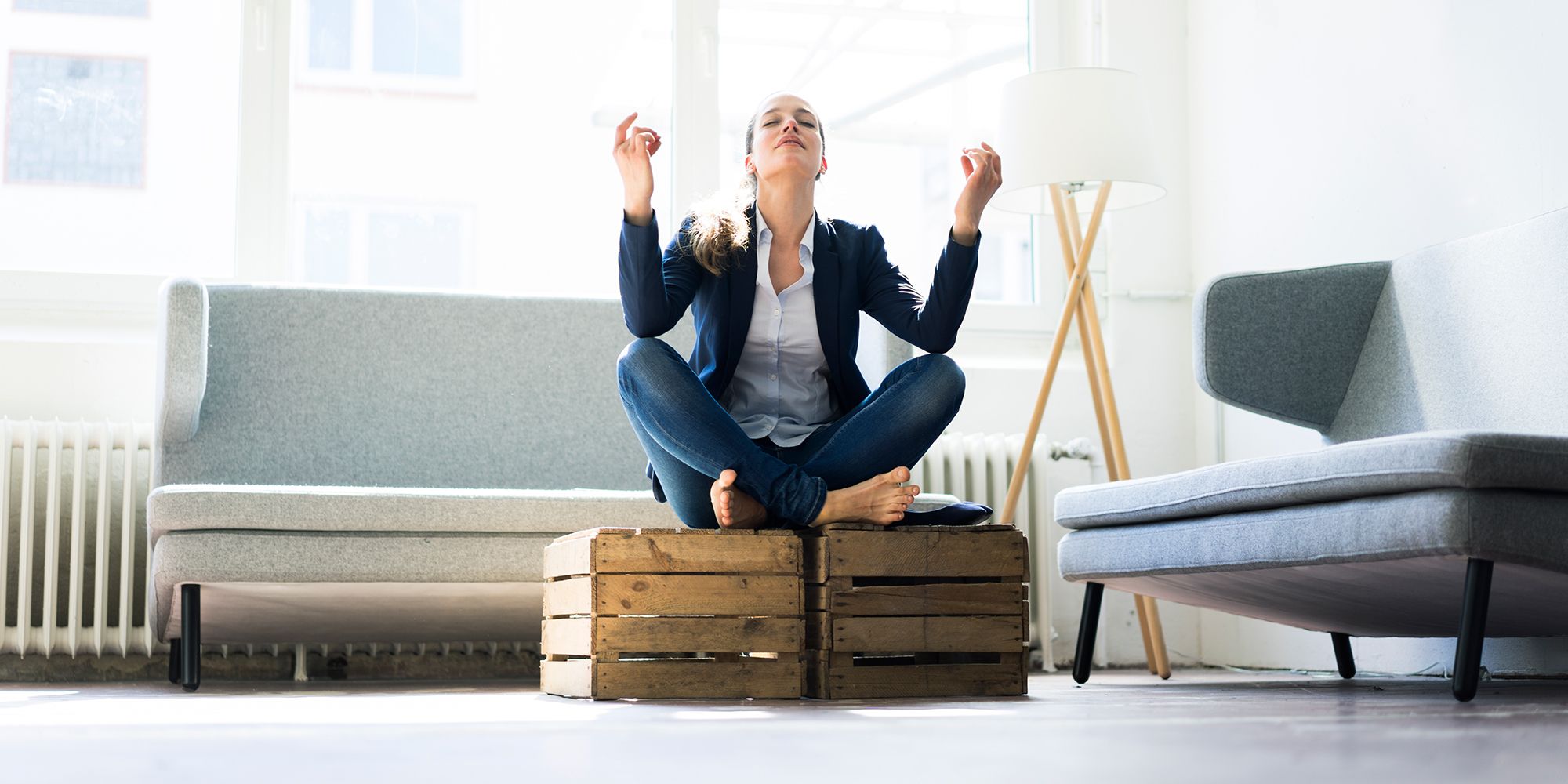 Rutina de yoga para hacer en el descanso del trabajo - Yoga en vídeo para  liberar tensión