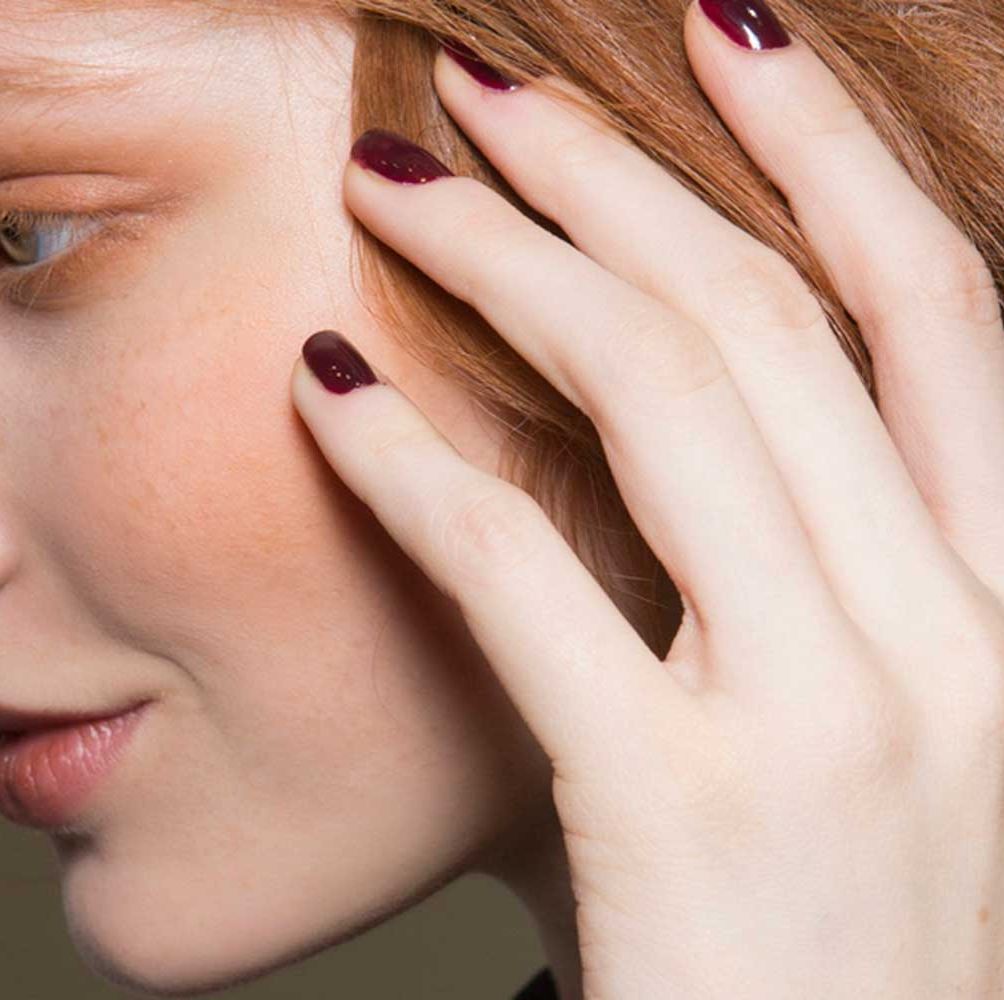 20 ideas de manicura de uñas en tonos oscuros