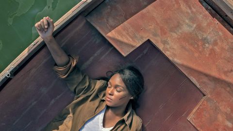 janelle monáe, en una foto promocional de la segunda temporada de la serie 'homecoming', inconsciente en una barca a la deriva en un lago