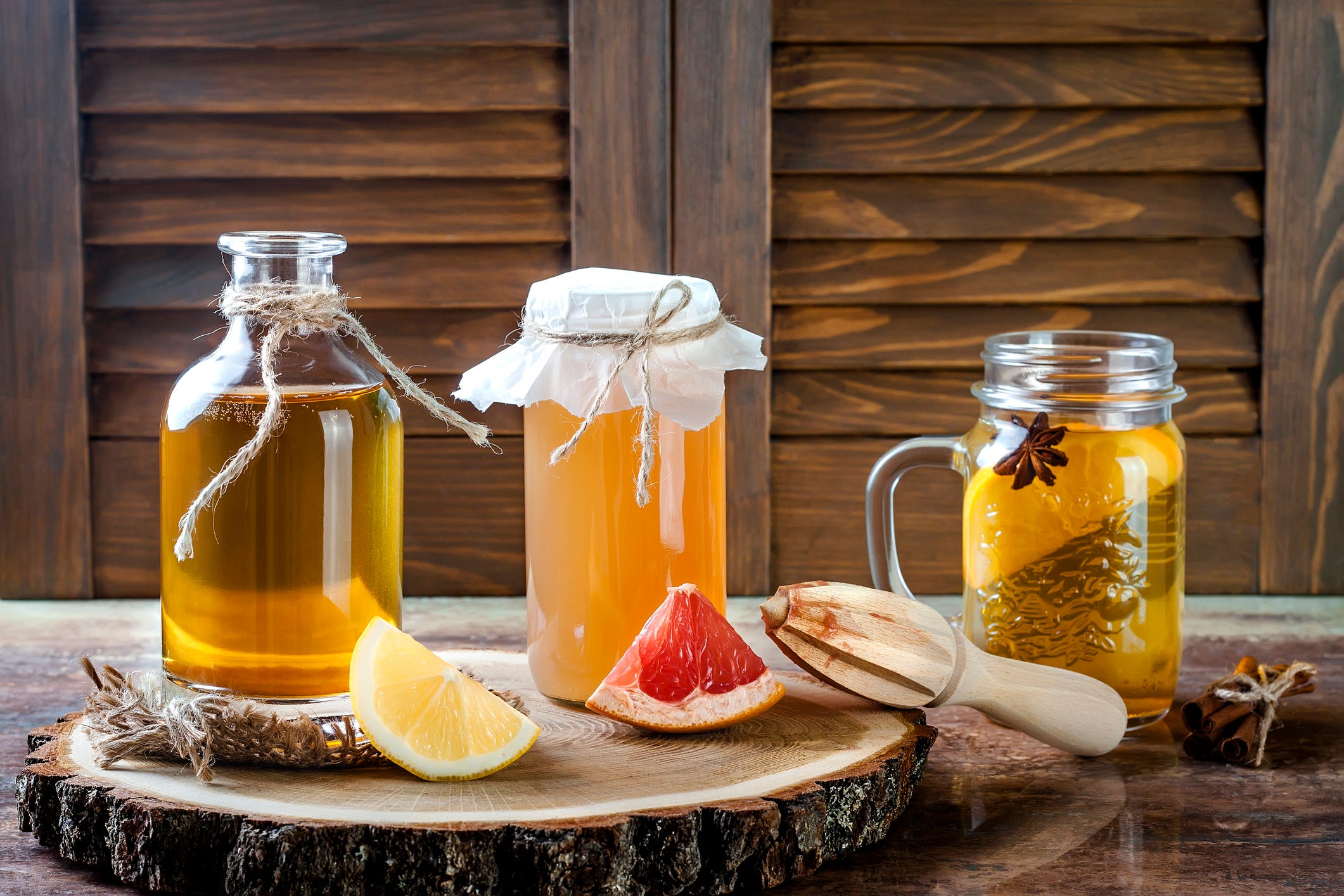  Hausgemachter fermentierter roher Kombucha-Tee mit verschiedenen Aromen. Gesundes natürliches probiotisches aromatisiertes Getränk.