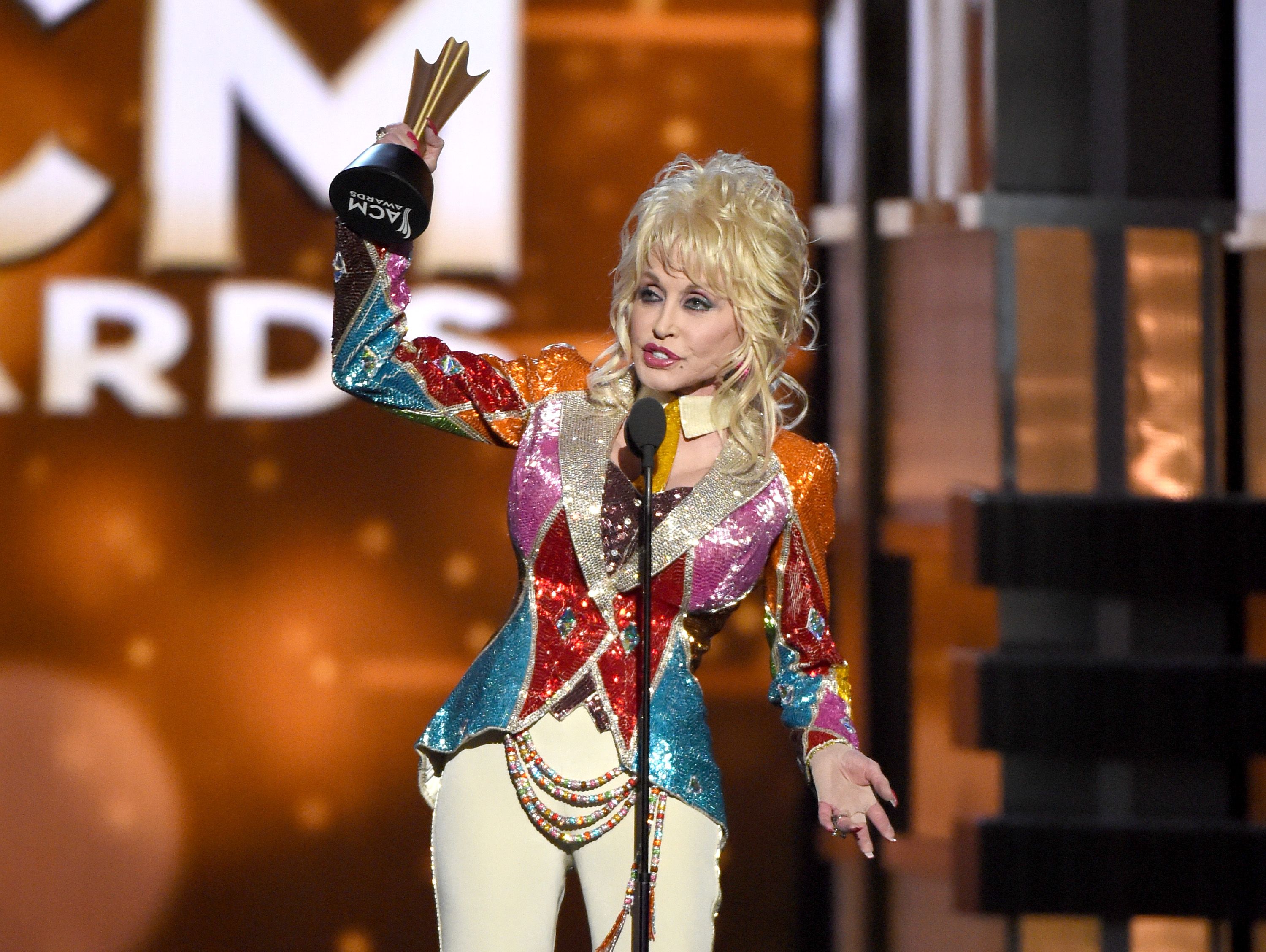 33 Photos Of Dolly Parton’s Style Evolution Throughout The Decades