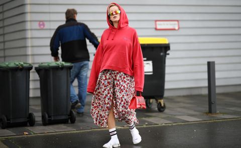 Influencer Palina Kozyrava in een hoodie