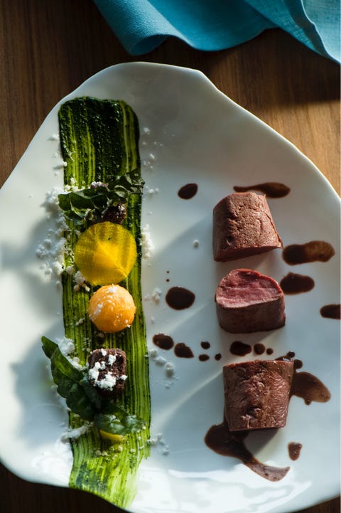 hoofdgerecht-met-vlees-geroosterde-haasfilet-met-creme-van-boerenkool-bloedworst-en-appel Haasfilet met creme van boerenkool
