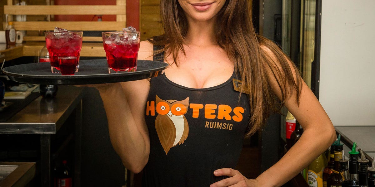 Man Attempts To Fix Hooters On Twitter - Hooters Shutting Down