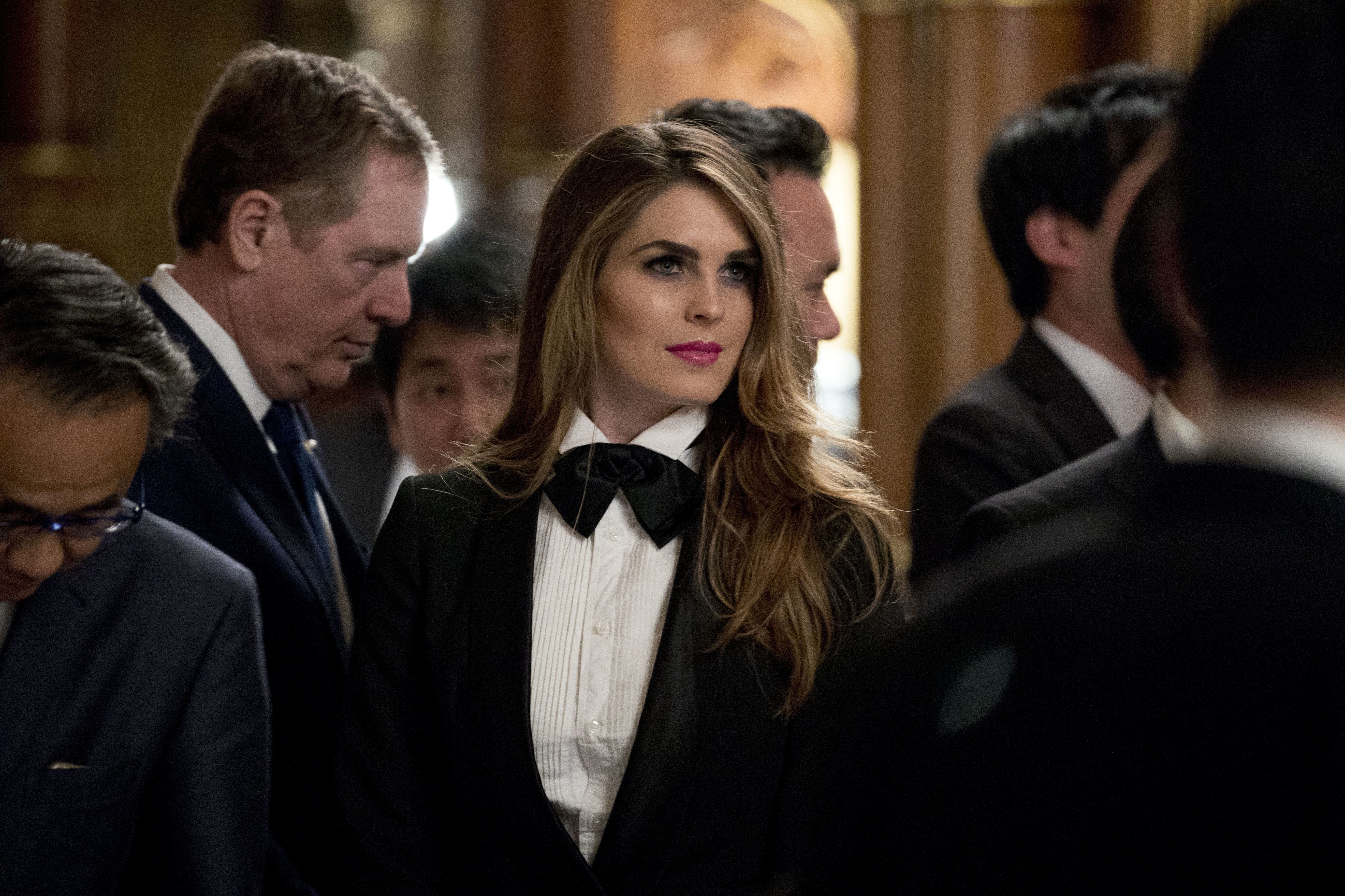 Hope Hicks szmokingban