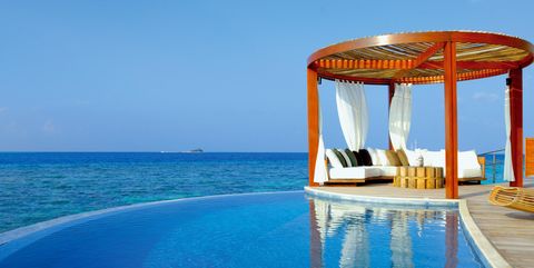Piscina del hotel W Maldivas