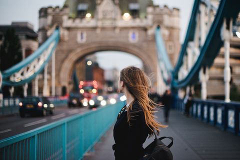 Jonge vrouw op tower bridge Londen