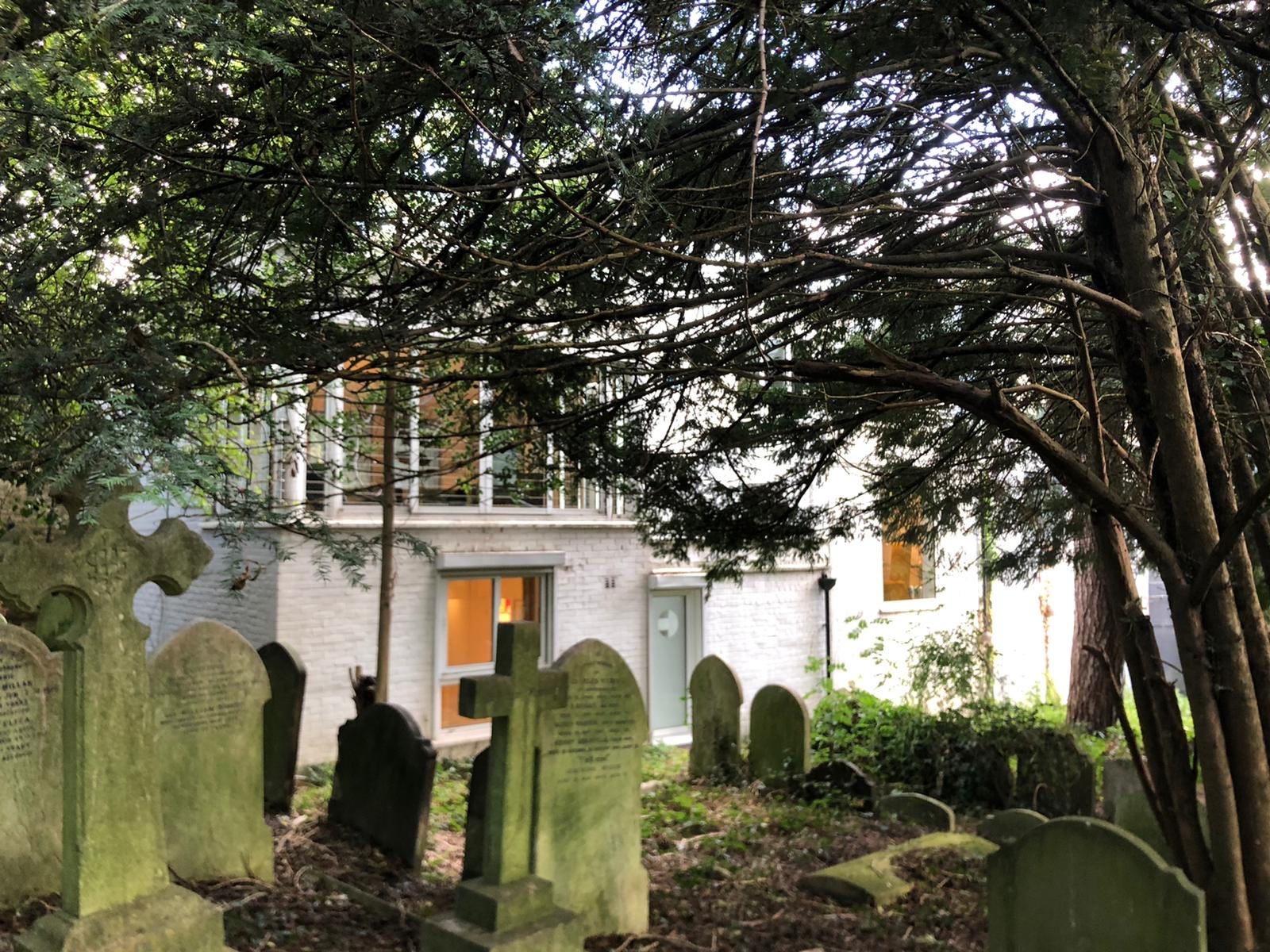 are dogs allowed in highgate cemetery